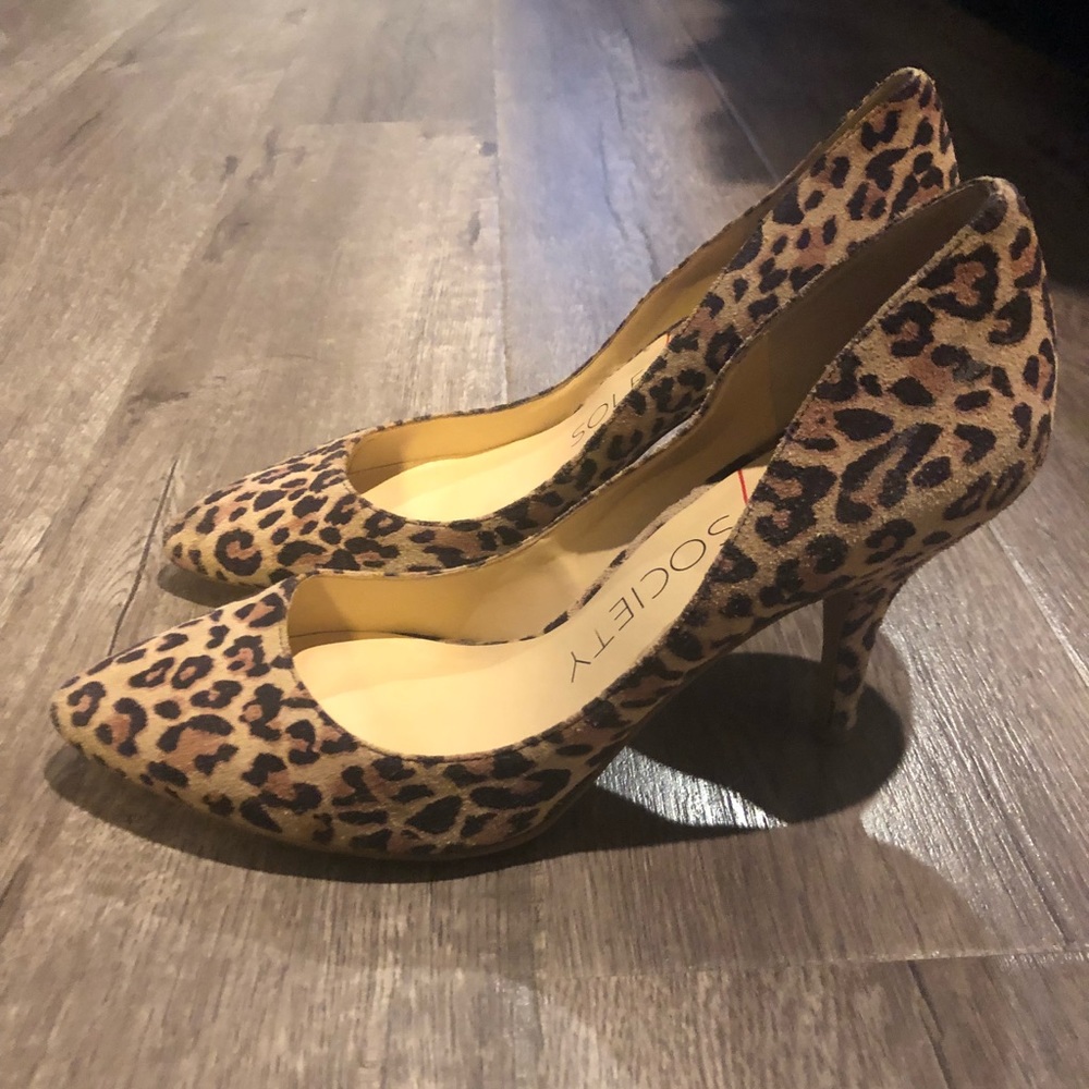SOLD Leopard pumps - Picture 1 of 3